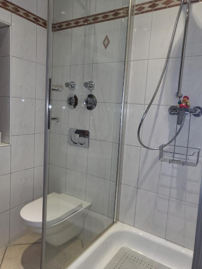 Tritt Ein Bring Glueck Herein - Exquisite 75 Qm - Messenaehe - Parkplatz - Flughafennaehe Dusseldorf Ngoại thất bức ảnh