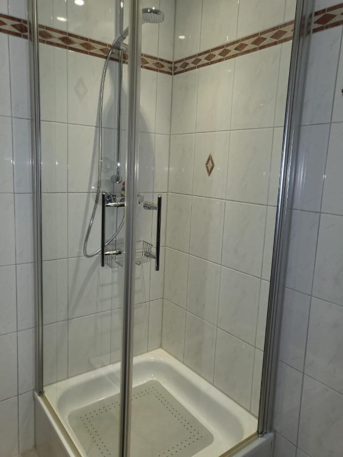 Tritt Ein Bring Glueck Herein - Exquisite 75 Qm - Messenaehe - Parkplatz - Flughafennaehe Dusseldorf Ngoại thất bức ảnh